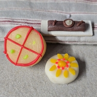miniature-skarrekage-pyntede-lagkager-dukkehusting-til-kaffeserveringen-vintage-legetoej